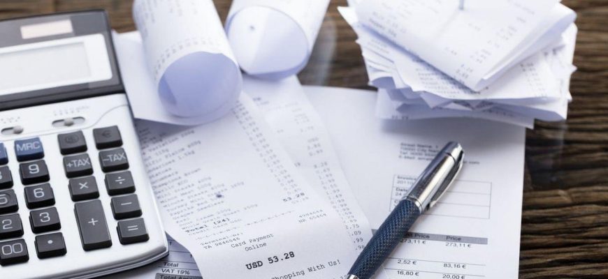 קבלות, מחשבון ועט — המחשה לתיעוד הוצאות של עסק עצמאי